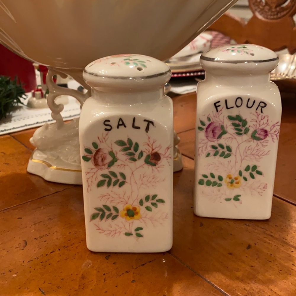 SHABBY CHIC Vintage Floral 🌸Salt & Pepper Shakers
